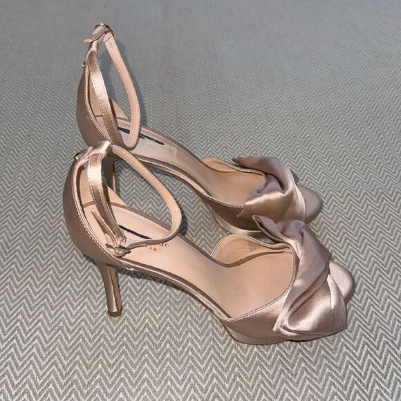 Kate Spade Woman’s Bridal Bow Strappy Heel Sandals Size 6.5 - Picture 3 of 6